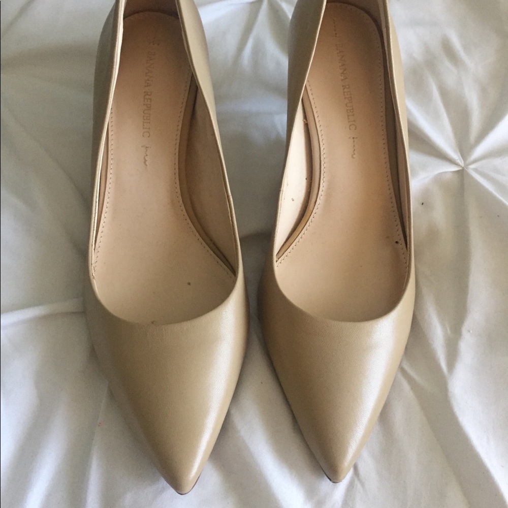 Banana Republic nude pumps heel